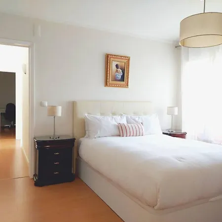 Family-friendly Flat 3br 2ba Metro Telheiras リスボン
