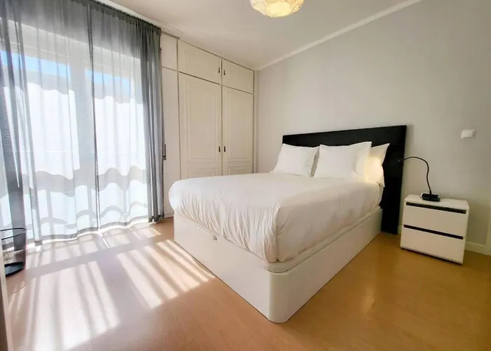 Family-friendly Flat 3br 2ba Metro Telheiras דירה ליסבון