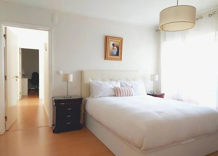 Family-friendly Flat 3br 2ba Metro Telheiras Lizbona